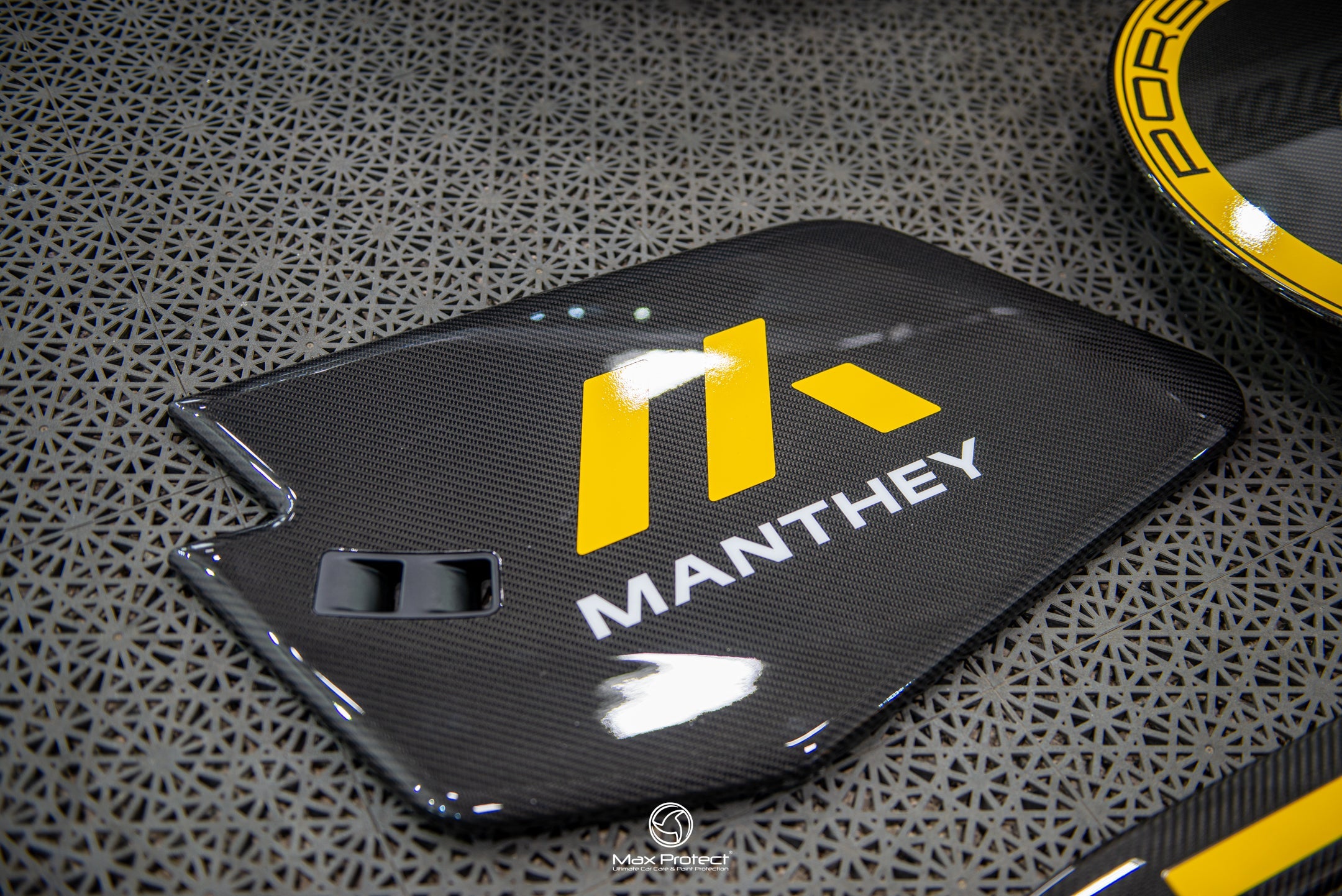 Porsche GT3 RS Manthey wheel disc cover decal detail, yellow and carbon finish