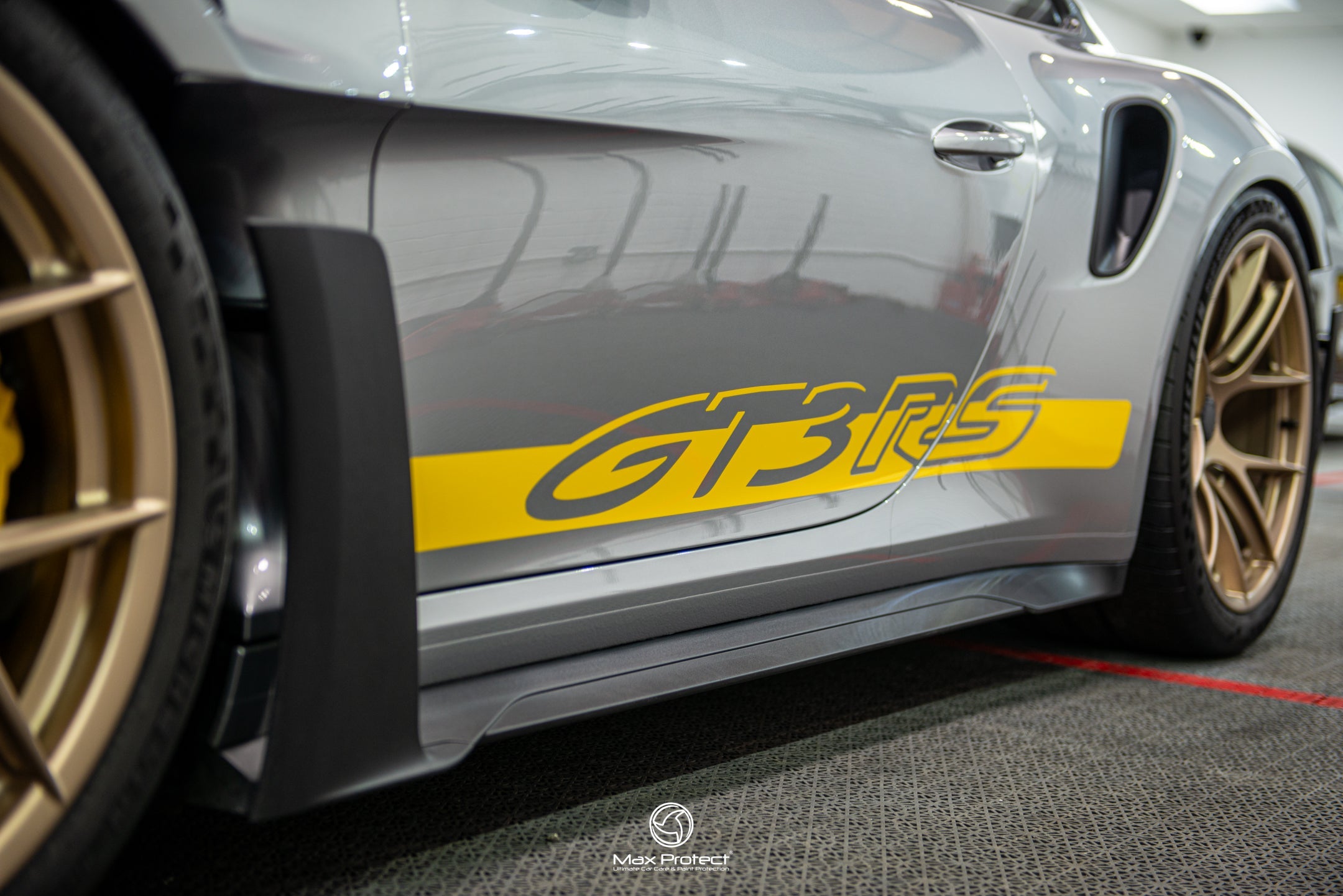Porsche 992.1 GT3 RS MR side decal - GT3 RS script in yellow on silver bodywork